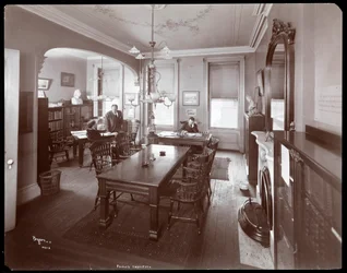 Vista interior de tres hombres en la biblioteca del Instituto del Pueblo, Nueva York, 1905